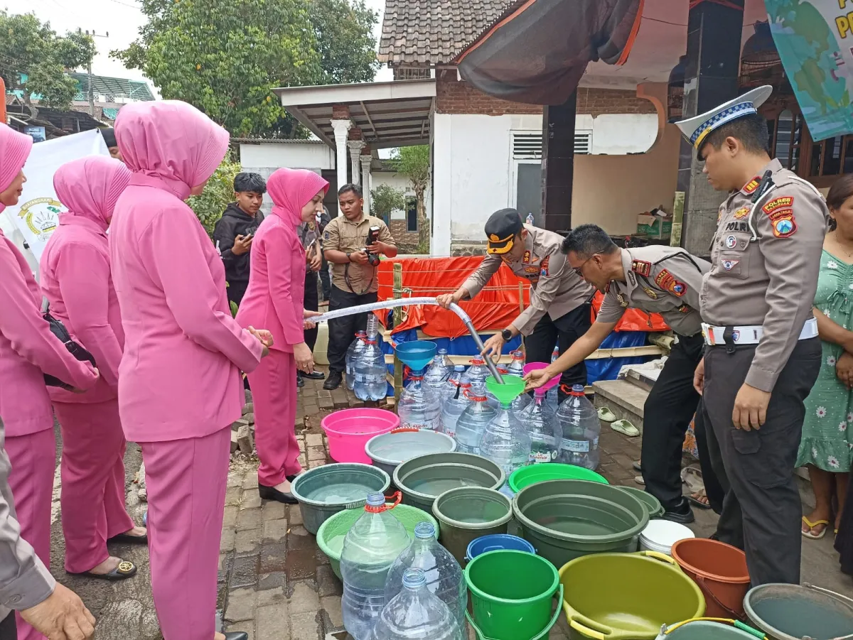 Polres Pasuruan Bersama Bhayangkari Salurkan Air Bersih dan Bansos untuk Warga Jatiarjo