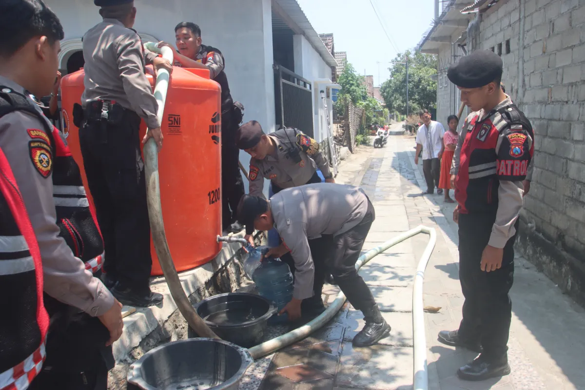 Atasi Kekeringan, Polres Blitar Kota Salurkan 3.000 Liter Air Bersih ke Kelurahan Sentul