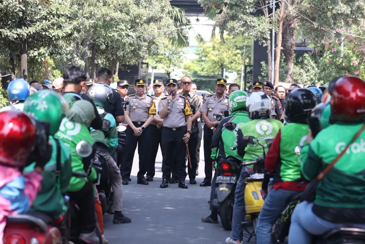 Jumat Berkah, Polda Jatim Salurkan 600 Paket Sembako untuk Pengemudi Ojol